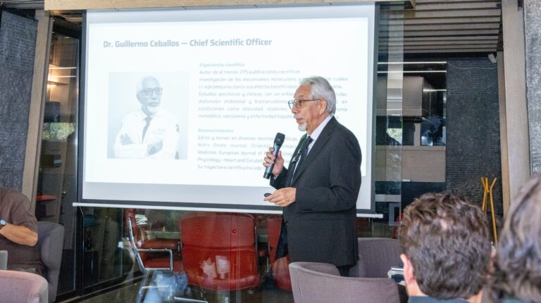 Dr. Guillermo Ceballos presenting mitochondrial health research during Mitozz Events, highlighting epicatechin science.