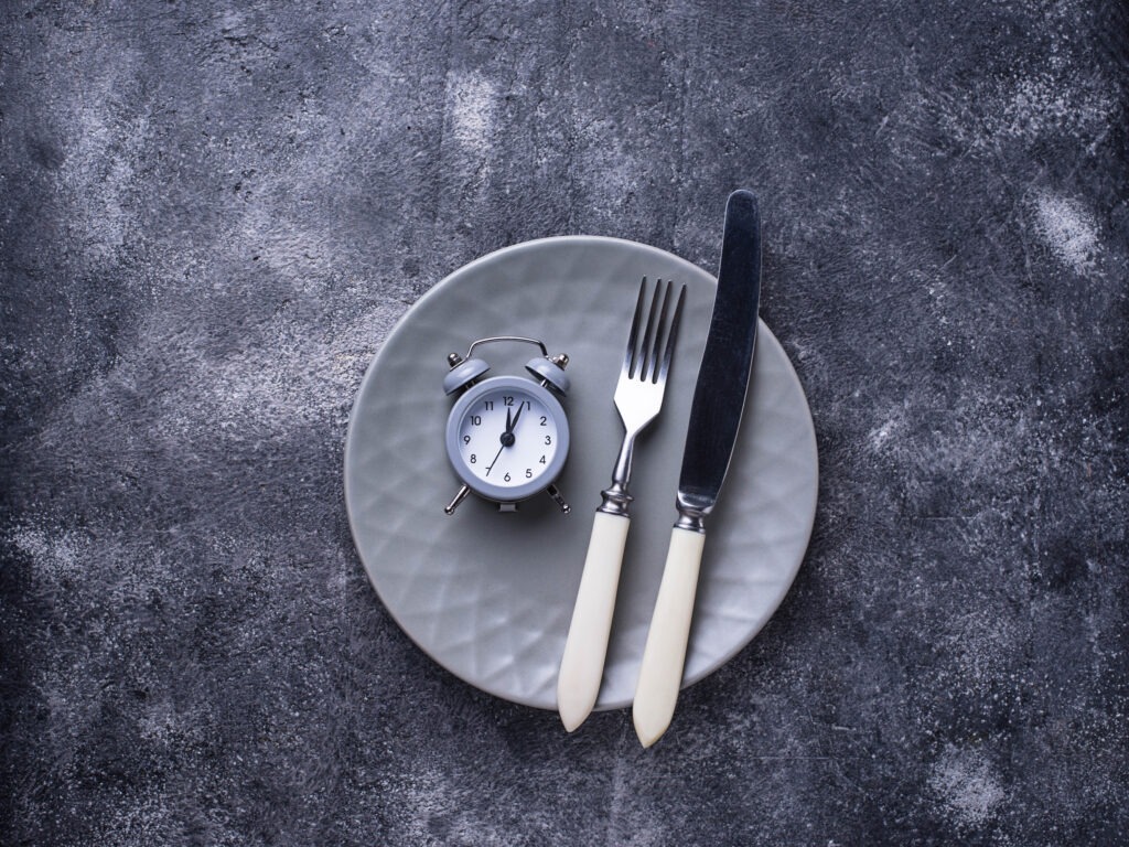 Empty plate and utensils representing intermittent fasting and metabolic rest to support mitophagy and mitochondrial renewal