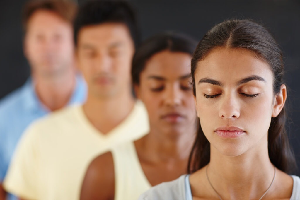 People practicing calm breathing and mindfulness, illustrating stress reduction as a daily habit that supports vascular and arterial health.
