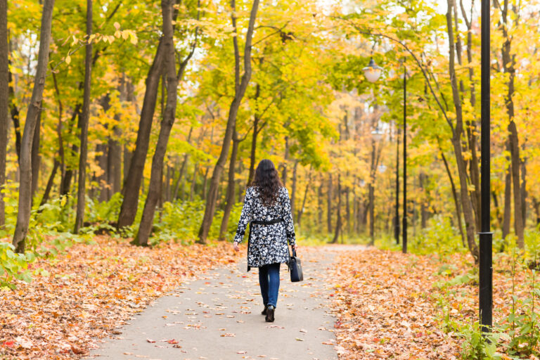 Person walking outdoors in natural light, illustrating daily movement and habits that support heart and arterial health.